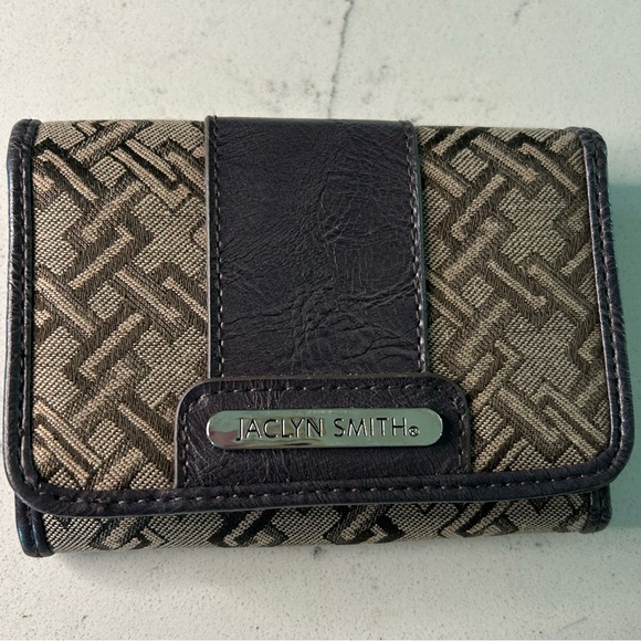 Jaclyn Smith small brown wallet in excellent condition. - Picture 2 of 8